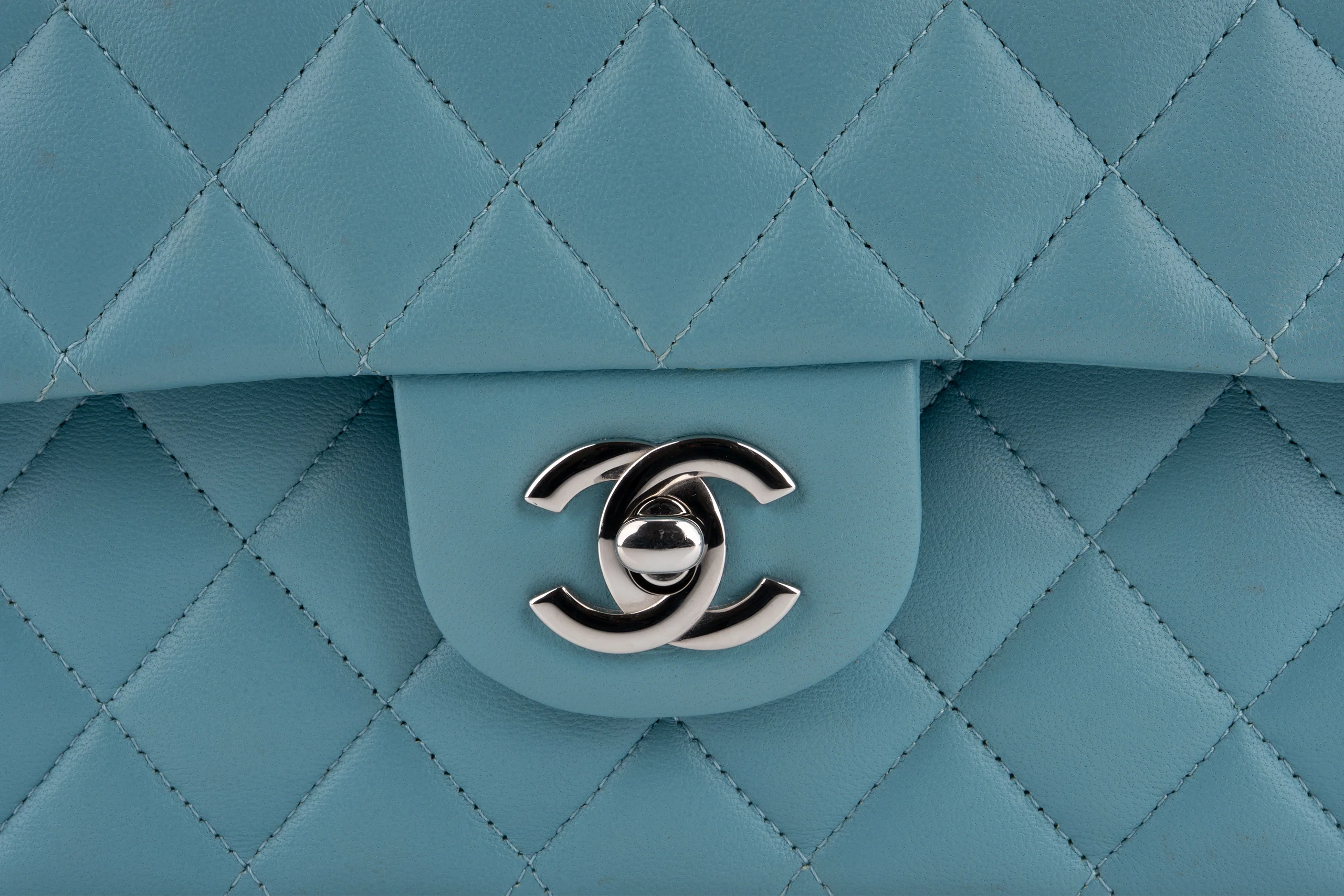 Medium Classic Flap	Lambskin	Teal/Turquoise	Gunmetal Hardware - Image 6